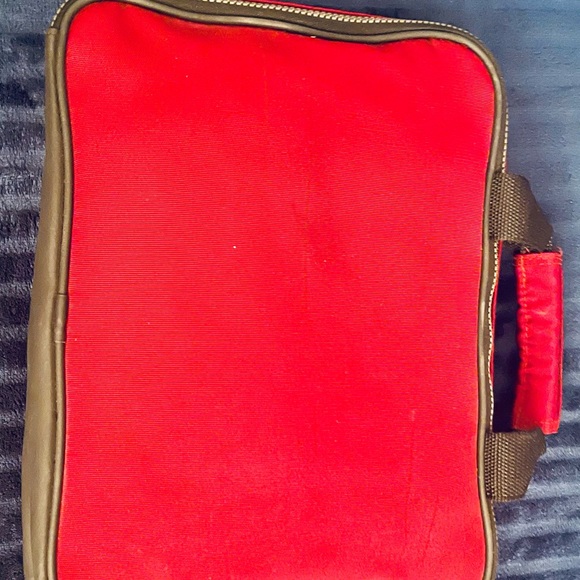 Kenneth Cole Reaction Toiletry/Cosmetic hanging zip up bag - Picture 5 of 9